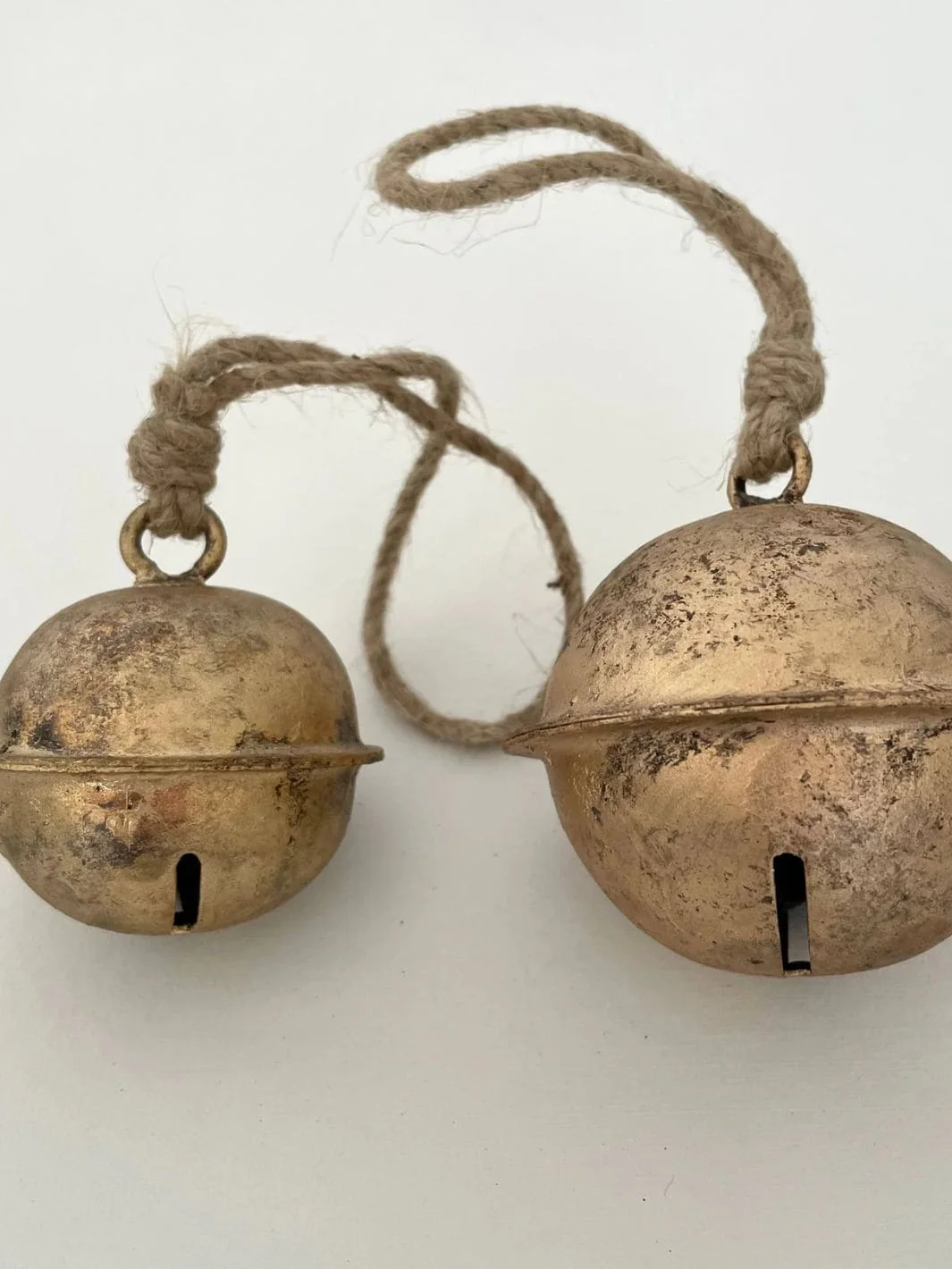 2 1/2" Cross-Cut Sleigh Jingle Brass Finish Bell Jute Hanger - Image 3